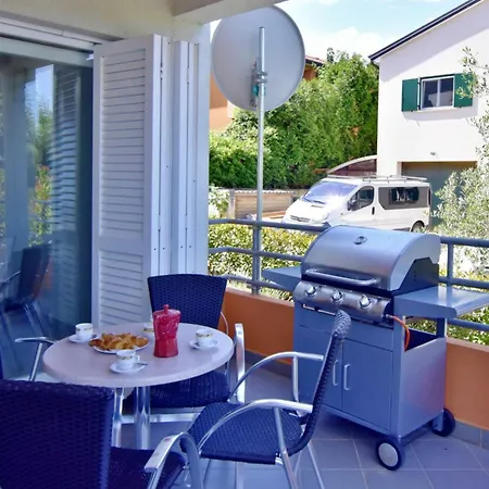 Apartment Equipped Flat Just A Short Walk From The