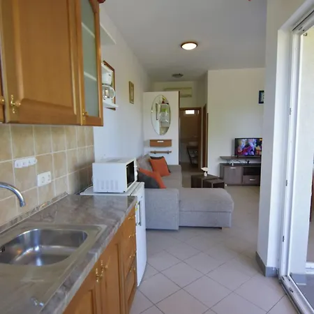 Equipped Flat Just A Short Walk From The Apartment Dajla