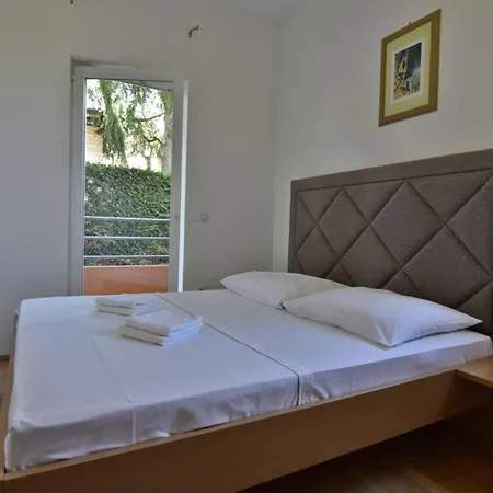 Apartment Equipped Flat Just A Short Walk From The