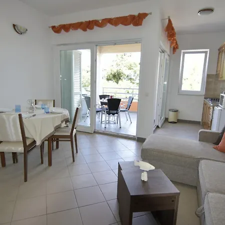 Equipped Flat Just A Short Walk From The Apartment *