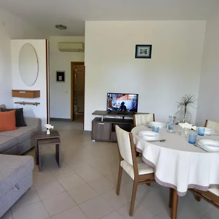 Apartment Equipped Flat Just A Short Walk From The *