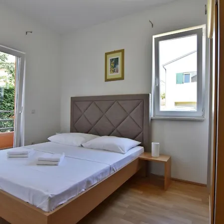 Equipped Flat Just A Short Walk From The Dajla