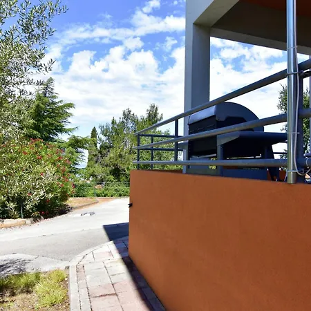 Apartment Equipped Flat Just A Short Walk From The