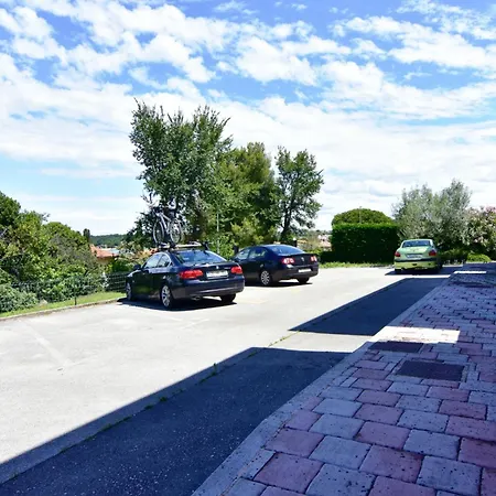 Apartment Equipped Flat Just A Short Walk From The