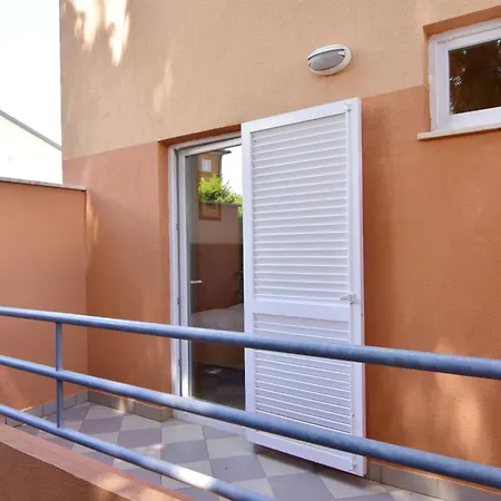 Equipped Flat Just A Short Walk From The Apartment *