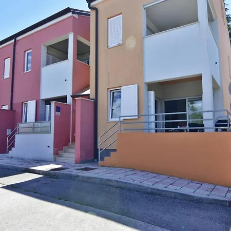 Equipped Flat Just A Short Walk From The