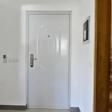 Apartment Equipped Flat Just A Short Walk From The