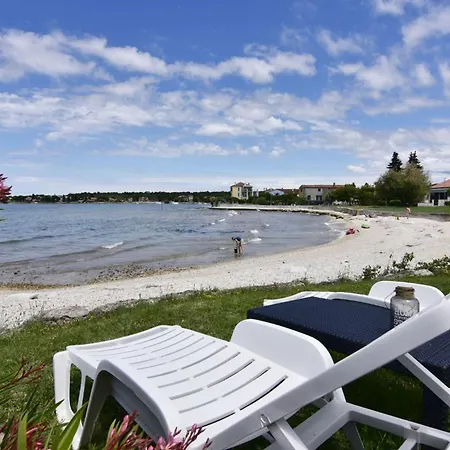 Apartman Equipped Flat Just A Short Walk From The